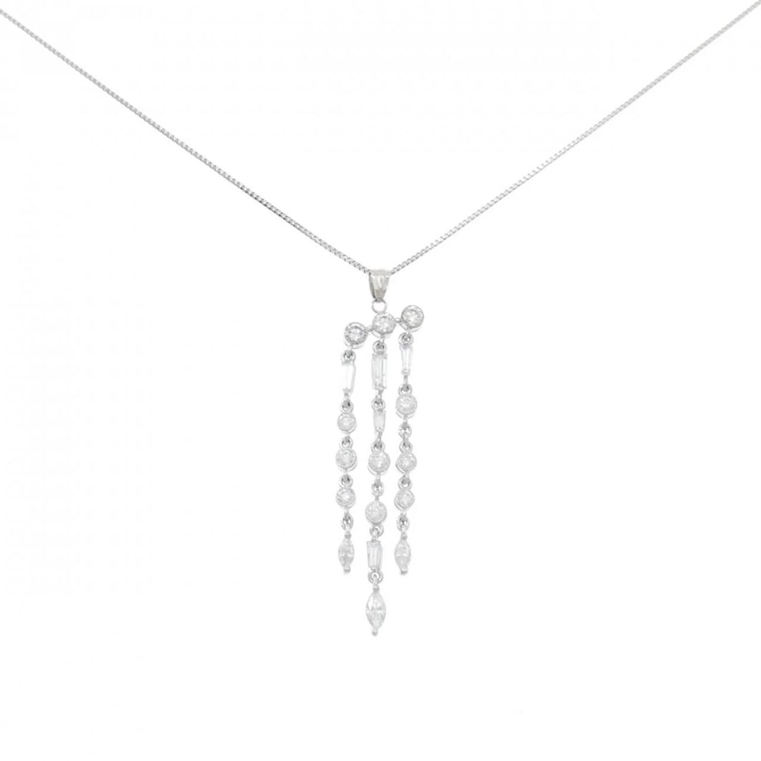 PT900/PT850 DIAMOND NECKLACE: PT900/PT850 Diamond Necklace Brand: Unbranded Type/Style: Diamond Necklace Material: Platinum900/Platinum850, Main Stone Natural Color: PT Size: Length: 45cm Accessories: None Accessories Notice: