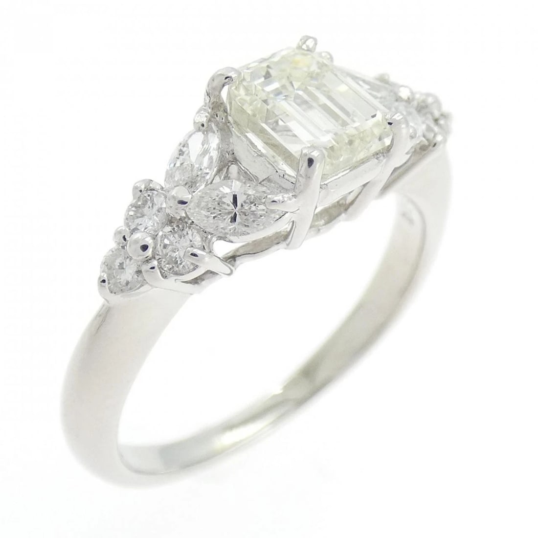 PT900 DIAMOND RING EMERALD: PT900 Diamond Ring Emerald Brand: Unbranded Type/Style: Ring Material: Platinum900, Main Stone Natural Color: PT Size: US7 Accessories: None Accessories Notice: When purchasing pre-owned goods,