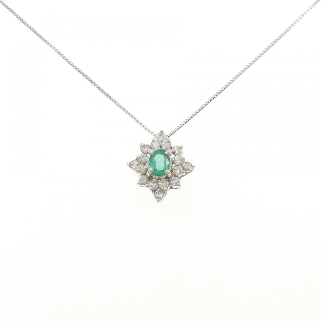 PT900/PT850 EMERALD NECKLACE: PT900/PT850 Emerald Necklace Brand: Unbranded Type/Style: Emerald Necklace Material: Platinum900/Platinum850, Main Stone Emerald, Natural Color: PT Size: Length: 45cm Accessories: None Accessories