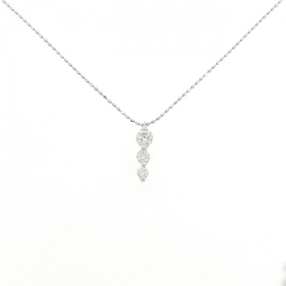 K18WG THREE STONE DIAMOND NECKLACE: K18WG Three Stone Diamond Necklace Brand: Unbranded Type/Style: Diamond Necklace Material: K18 white gold, Main Stone Natural Color: WG Size: Length: 40cm Accessories: None Accessories Notice: When