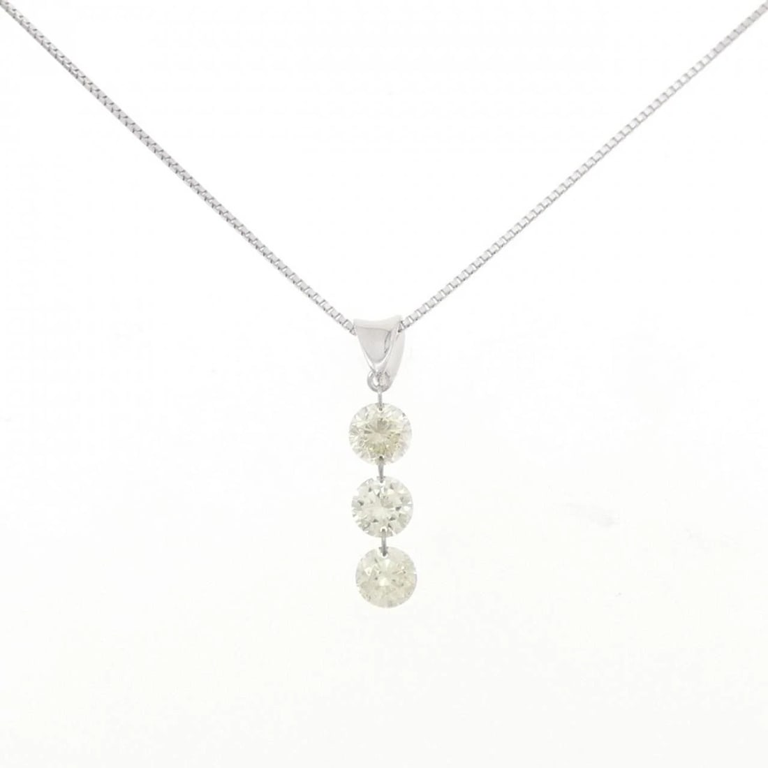 PT900/PT850 THREE STONE DIAMOND NECKLACE: PT900/PT850 Three Stone Diamond Necklace Brand: Unbranded Type/Style: Diamond Necklace Material: Platinum900/Platinum850, Main Stone Natural Color: PT Size: Length: 44cm Accessories: None Accessories