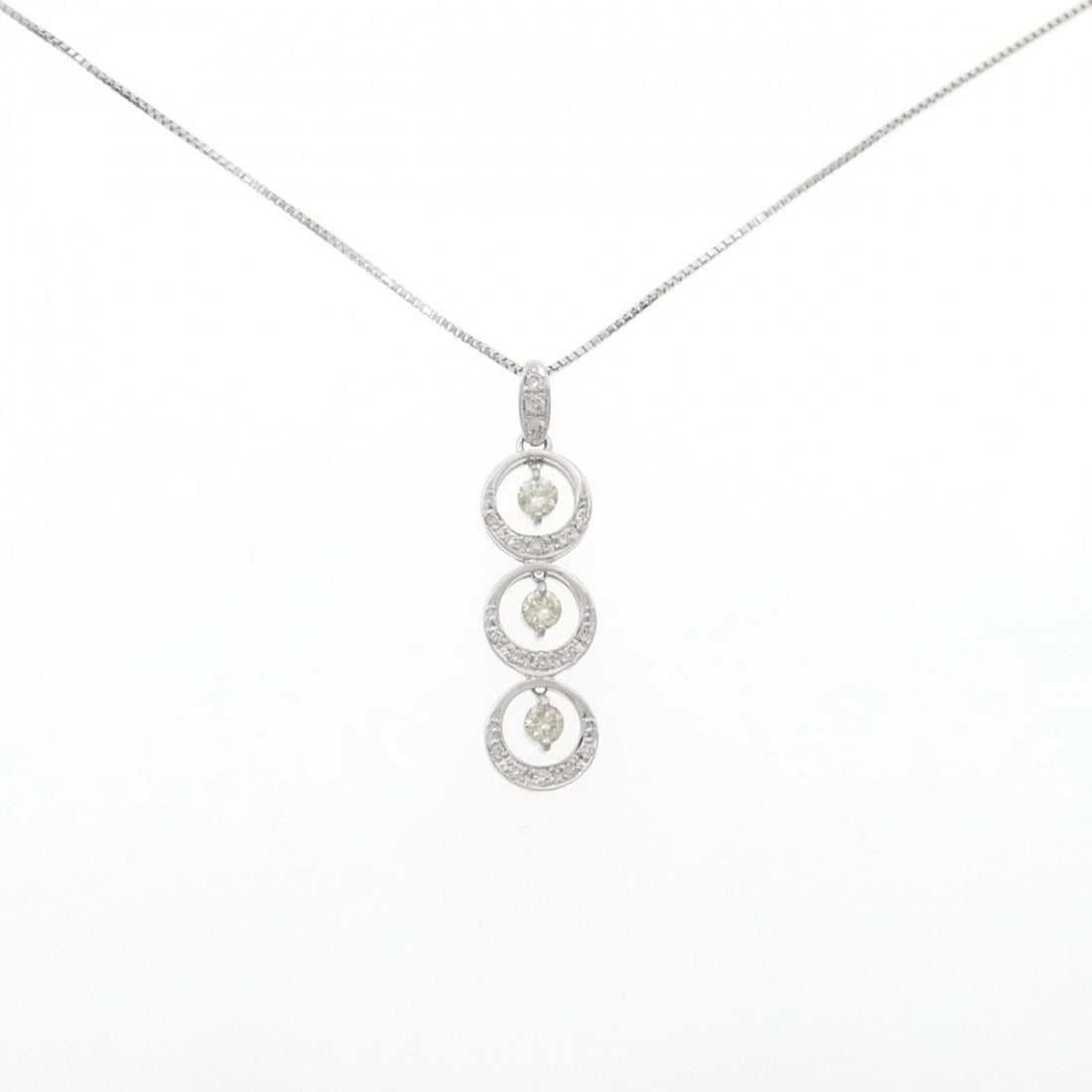 K18WG DIAMOND NECKLACE: K18WG Diamond Necklace Brand: Unbranded Type/Style: Diamond Necklace Material: K18 white gold, Main Stone Natural Color: WG Size: Length: 40cm Accessories: None Accessories Notice: When purchasing