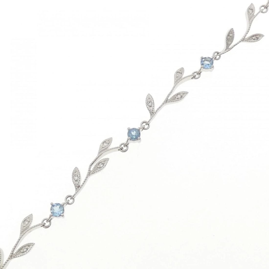 PT900/PT850 AQUAMARINE BRACELET: PT900/PT850 Aquamarine Bracelet Brand: Unbranded Type/Style: Aquamarine Bracelet Material: Platinum900/Platinum850, Main Stone Aquamarine, Natural Color: PT Size: Length: 17.5cm Accessories: None