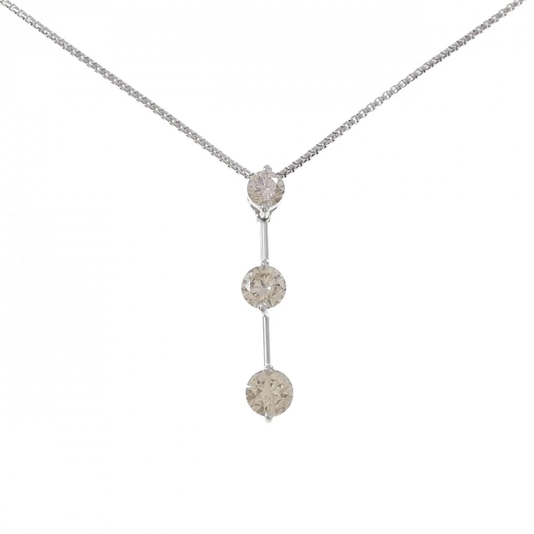 PT900/PT850 DIAMOND NECKLACE: PT900/PT850 Diamond Necklace Brand: Unbranded Type/Style: Diamond Necklace Material: Platinum900/Platinum850, Main Stone Natural Color: PT Size: Length: 46cm Accessories: None Accessories Notice:
