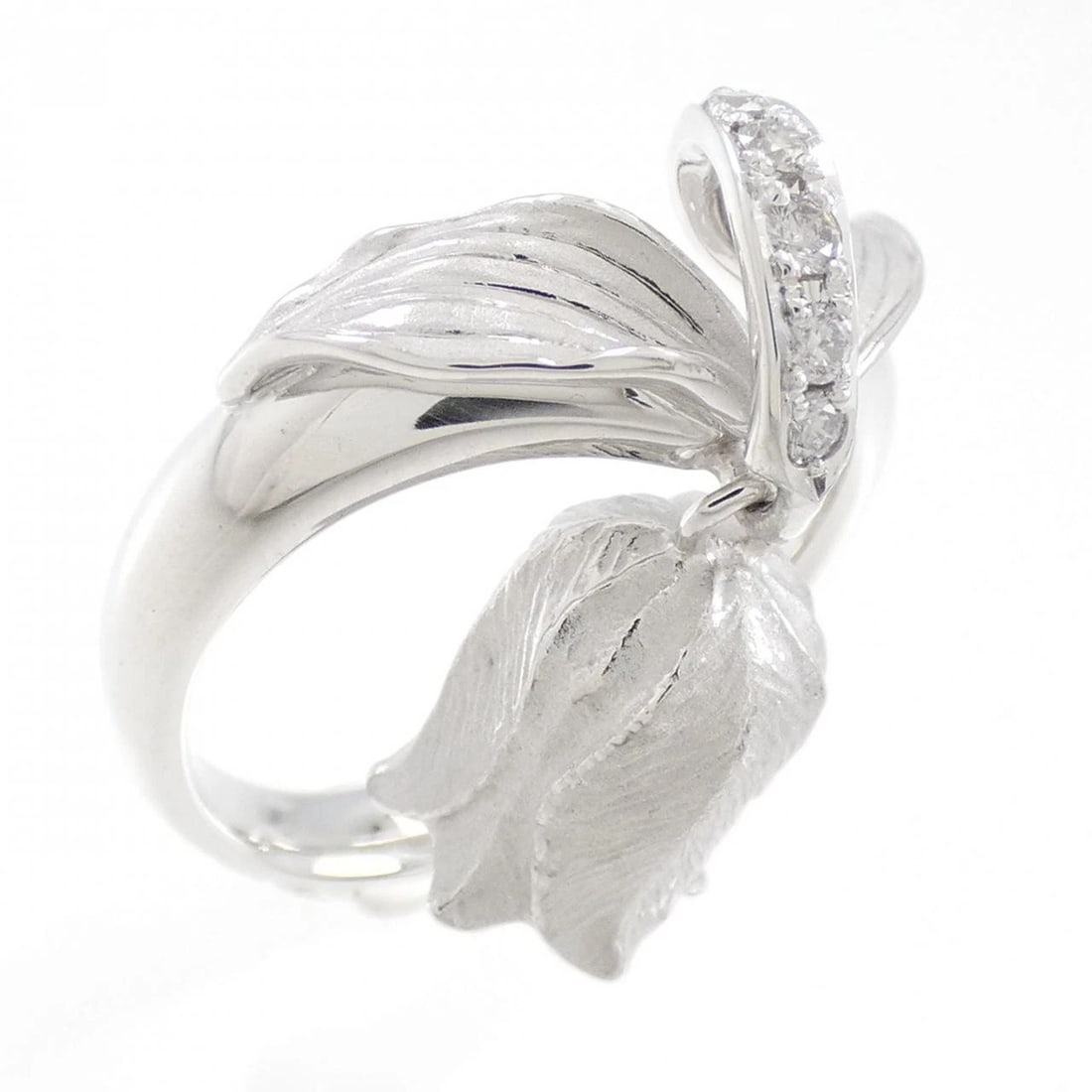 K18WG FLOWER DIAMOND RING: K18WG Flower Diamond Ring Brand: Unbranded Type/Style: Diamond Ring Material: K18 white gold, Main Stone Natural Color: WG Size: US6 1/4 Accessories: None Accessories Notice: When purchasing