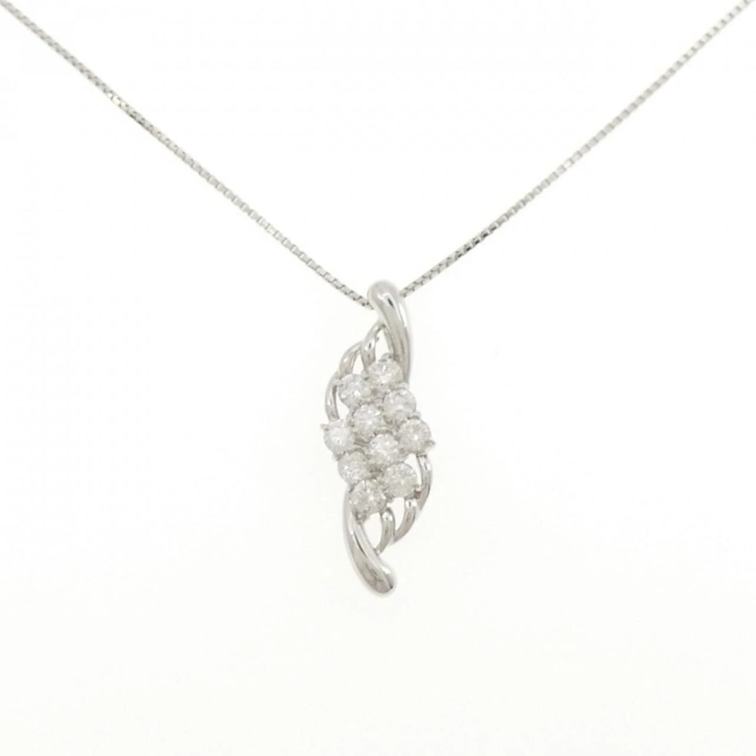PT900/PT850 DIAMOND NECKLACE: PT900/PT850 Diamond Necklace Brand: Unbranded Type/Style: Diamond Necklace Material: Platinum900/Platinum850, Main Stone Natural Color: PT Size: Length: 45cm Accessories: None Accessories Notice: