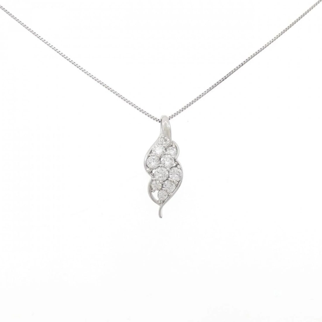 PT900/PT850 DIAMOND NECKLACE: PT900/PT850 Diamond Necklace Brand: Unbranded Type/Style: Diamond Necklace Material: Platinum900/Platinum850, Main Stone Natural Color: PT Size: Length: 45cm Accessories: None Accessories Notice:
