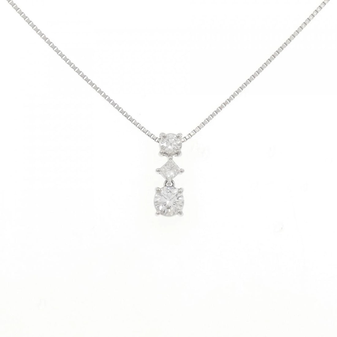 PT900/PT850 DIAMOND NECKLACE: PT900/PT850 Diamond Necklace Brand: Unbranded Type/Style: Diamond Necklace Material: Platinum900/Platinum850, Main Stone Natural Color: PT Size: Length: 45cm Accessories: None Accessories Notice: