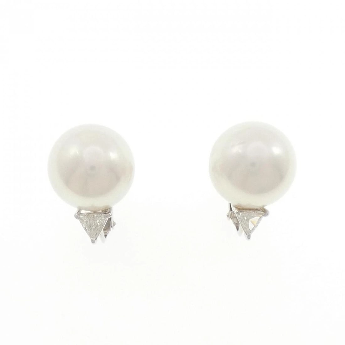K14WG WHITE SOUTH SEA PEARL EARRINGS: K14WG White South Sea Pearl Earrings Brand: Unbranded Type/Style: White Butterfly Pearl Pierce/Earring Material: K14 white gold, Main Stone Actual Butterfly Pearl, Natural Color: WG Size: Actual Size: