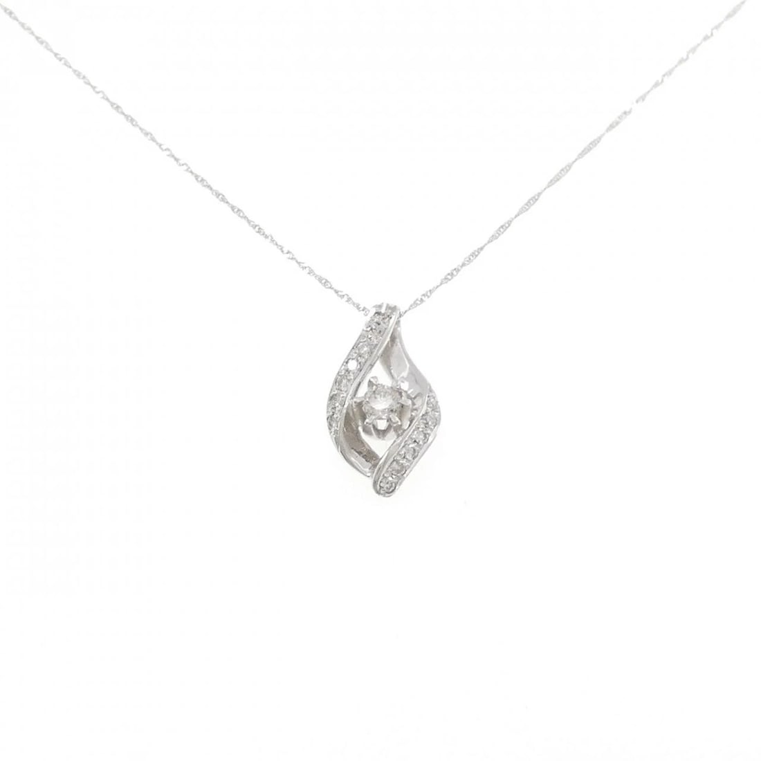 PT900/PT850 DIAMOND NECKLACE: PT900/PT850 Diamond Necklace Brand: Unbranded Type/Style: Diamond Necklace Material: Platinum900/Platinum850, Main Stone Natural Color: PT Size: Length: 40cm Accessories: None Accessories Notice: