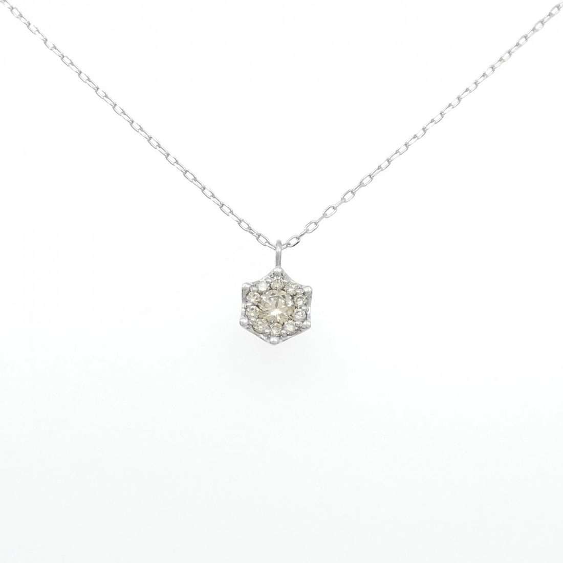 PT900/PT850 DIAMOND NECKLACE: PT900/PT850 Diamond Necklace Brand: Unbranded Type/Style: Diamond Necklace Material: Platinum900/Platinum850, Main Stone Natural Color: PT Size: Length: 45cm Accessories: None Accessories Notice: