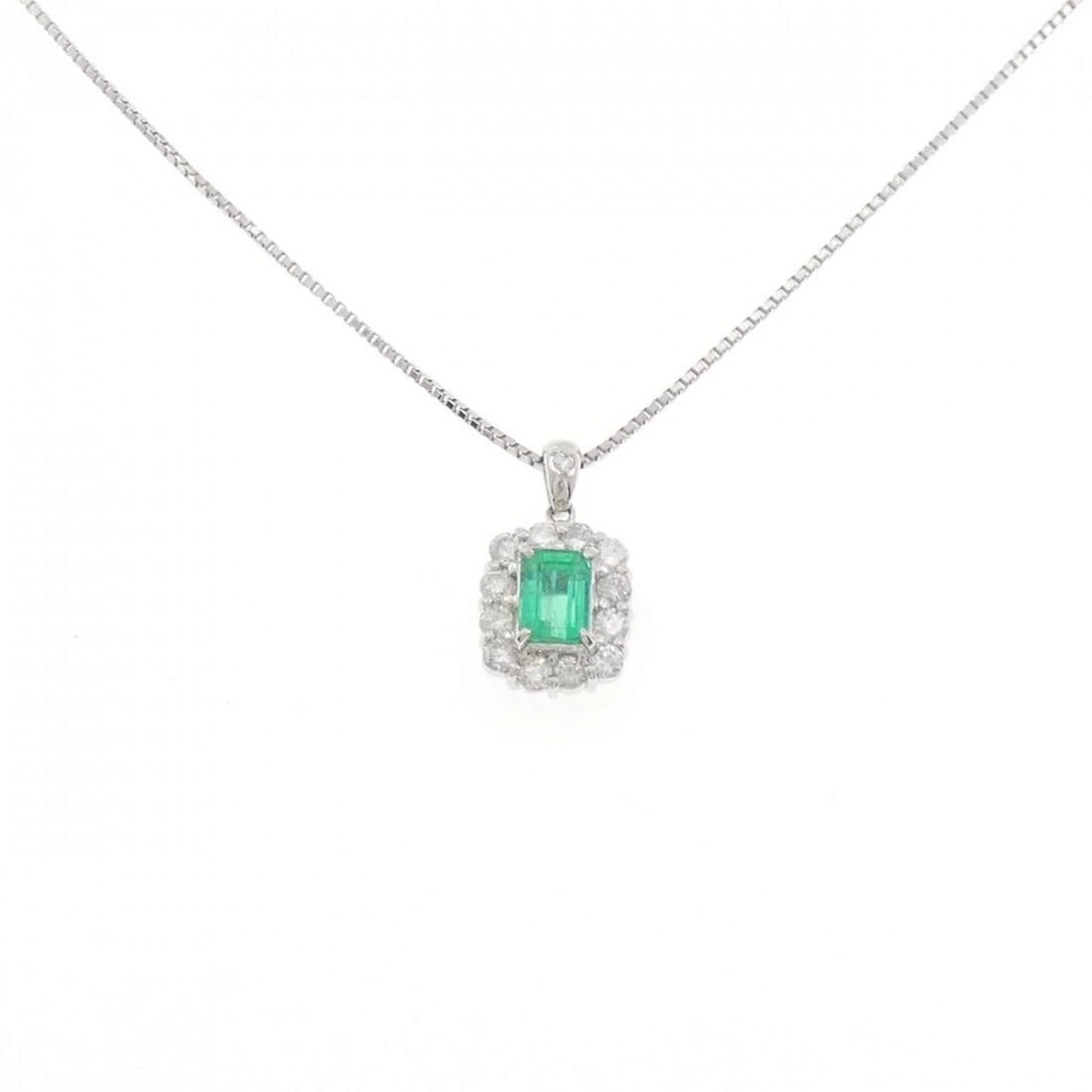 PT900/PT850 EMERALD NECKLACE: PT900/PT850 Emerald Necklace Brand: Unbranded Type/Style: Emerald Necklace Material: Platinum900/Platinum850, Main Stone Emerald, Natural Color: PT Size: Length: 40cm Accessories: None Acc