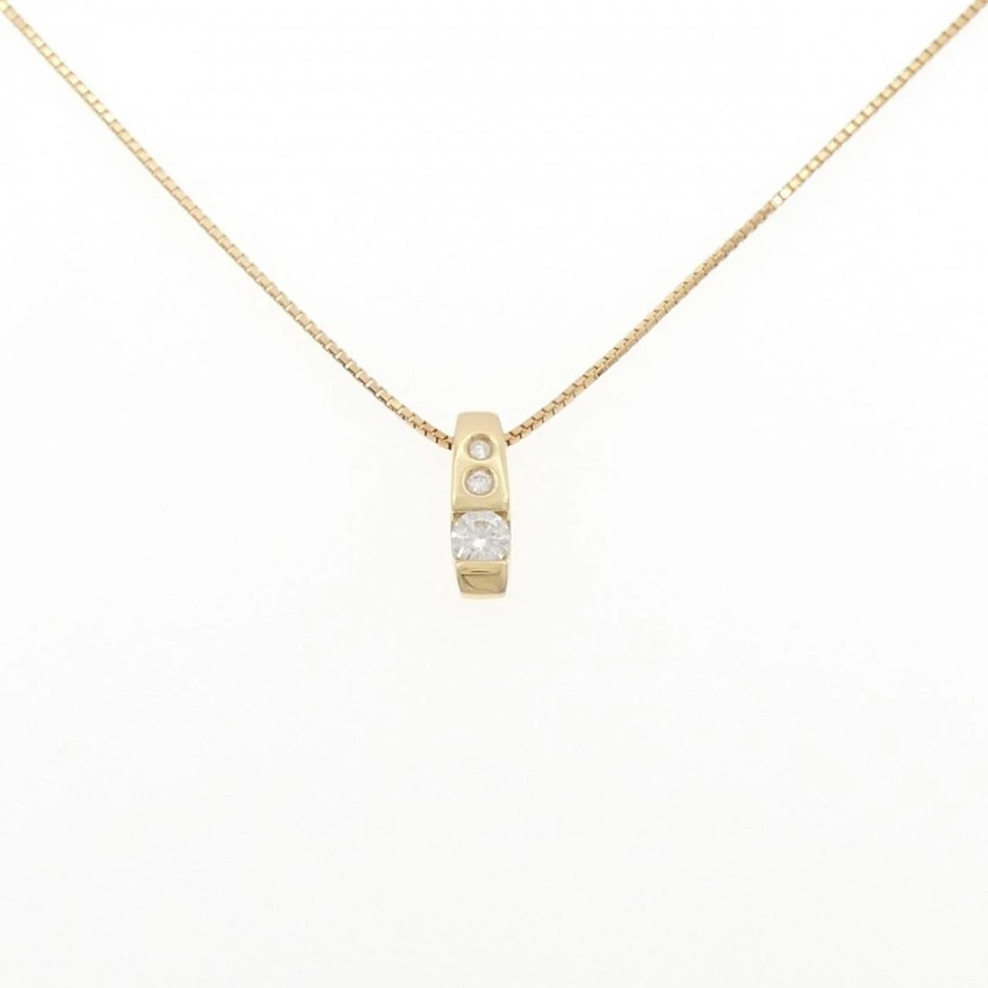 18K YELLOW GOLD DIAMOND NECKLACE: 18K Yellow Gold Diamond Necklace Brand: Unbranded Type/Style: Diamond Necklace Material: K18 yellow gold, Main Stone Natural Color: YG Size: Length: 40cm Accessories: None Accessories Notice: When