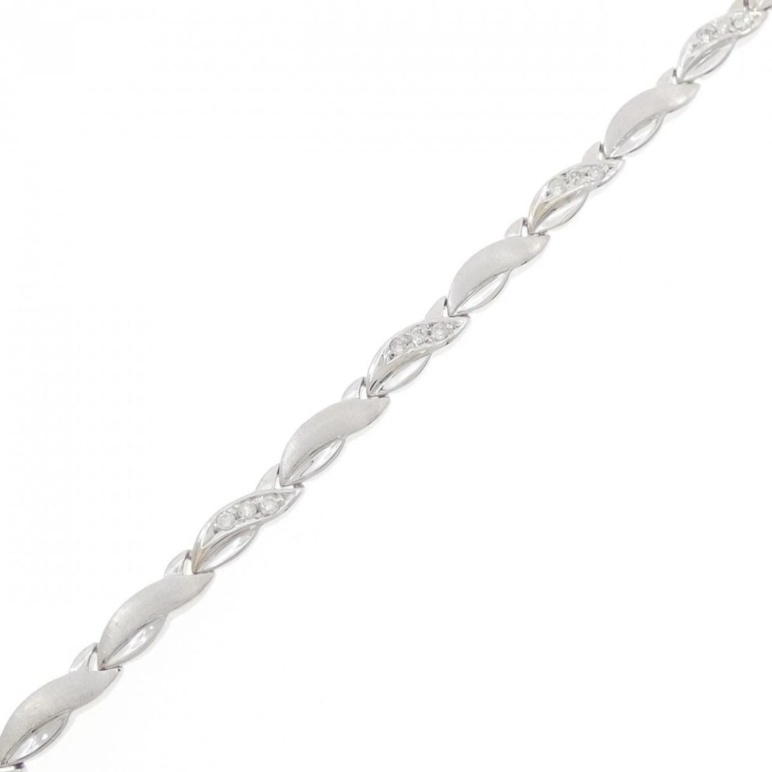K18WG DIAMOND BRACELET: K18WG Diamond Bracelet Brand: Unbranded Type/Style: Diamond Bure Rubbed T Material: K18 white gold, Main Stone Natural Color: WG Size: Length: 18cm Accessories: None Accessories Notice: When