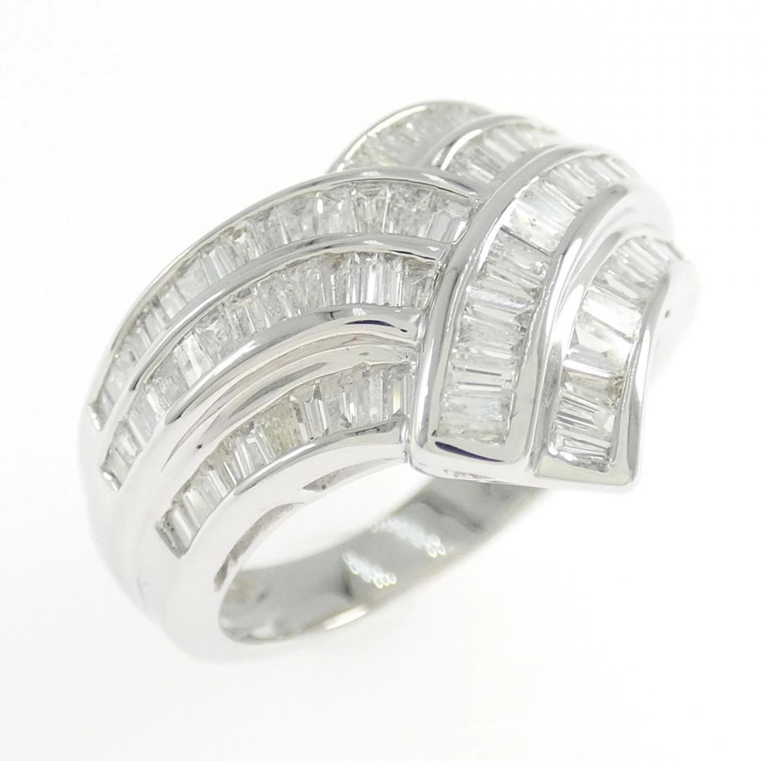 K18WG DIAMOND RING: K18WG Diamond Ring Brand: Unbranded Type/Style: Diamond Ring Material: K18 white gold, Main Stone Natural Color: WG Size: US 6 Accessories: None Accessories Notice: When purchasing pre-owned goods,