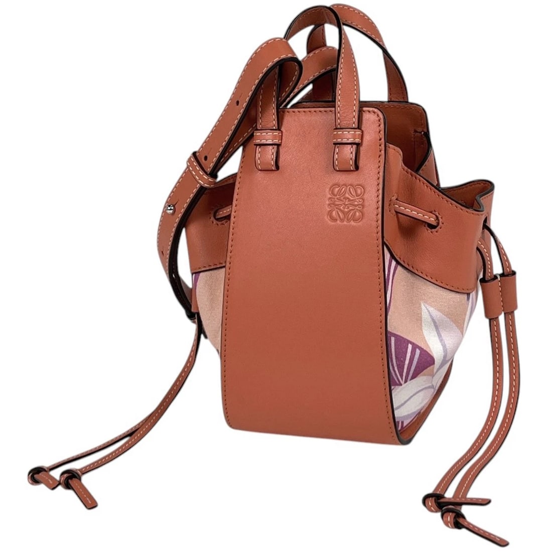 LOEWE HAND BAG PAULA'S IBIZA HAMMOCK MINI FLORAL PATTERN LEATHER: Loewe Hand Bag Paula's Ibiza Hammock Mini Floral Pattern leather Brand: LOEWE Type/Style: Hand Bag Material: leather Color: salmon pink Size: Width 16cm(6.3inch) Height 16cm(6.3inch) Depth