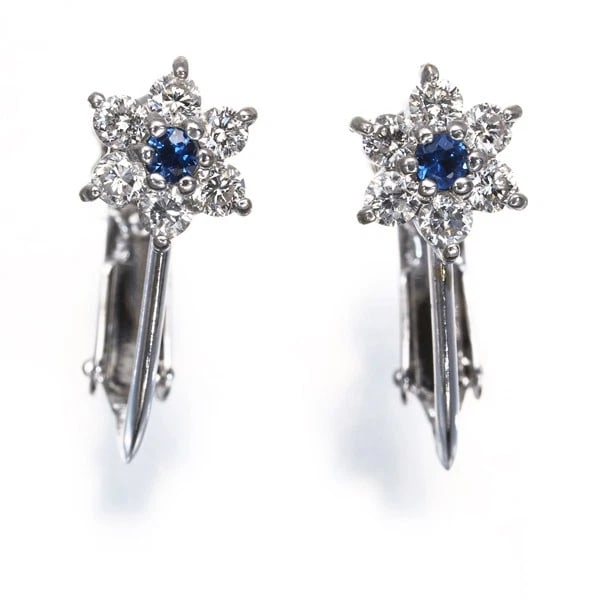 SAPPHIRE DIAMOND FLOWER EARRINGS 18K 750 WHITE GOLD: Sapphire Diamond Flower Earrings 18K 750 White Gold Brand: Unbranded Type/Style: Earring Material: 18K 750 White Gold, Main Stone Natural Color: White Gold Size: Design size: 7.3 x 6.3mm Accessories: