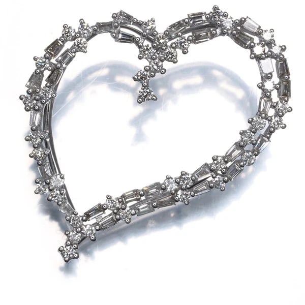 DIAMOND HEART TAPERED-CUT BAGUETTE-CUT PENDANT 18K 750 WHITE GOLD: Diamond Heart Tapered-cut Baguette-cut Pendant 18K 750 White Gold Brand: Unbranded Type/Style: Pendant Material: 18K 750 Yellow Gold, Main Stone Natural Color: Yellow Gold Size: Design size: 28.9 x
