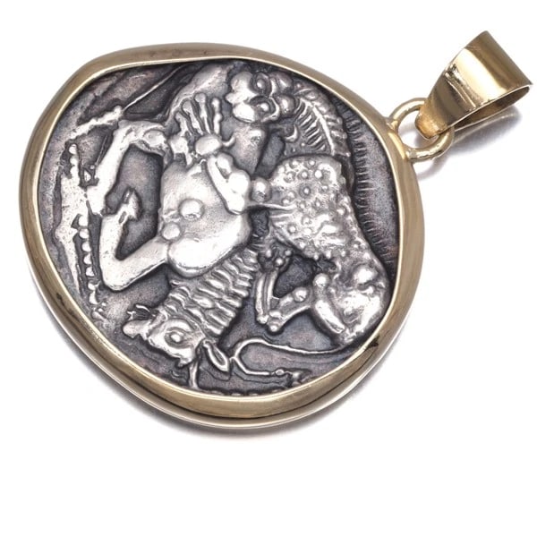 COIN PENDANT SILVER950/18K 750 YELLOW GOLD: Coin Pendant Silver950/18K 750 Yellow Gold Brand: Unbranded Type/Style: Pendant Material: Silver950/18K 750 Yellow Gold, Color: Silver YG Size: Design size: 23.3 x 25.2mm Total length of the pendant i