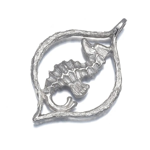 IWAKURA KOJI SEAHORSE PENDANT SILVER: IWAKURA KOJI Seahorse Pendant Silver Brand: IWAKURA KOJI Type/Style: Pendant Material: Silver, Color: Silver Size: Design Size:36.3 x 24.5mmBail inner diameter: 3.8 x 2.2mm Accessories: None