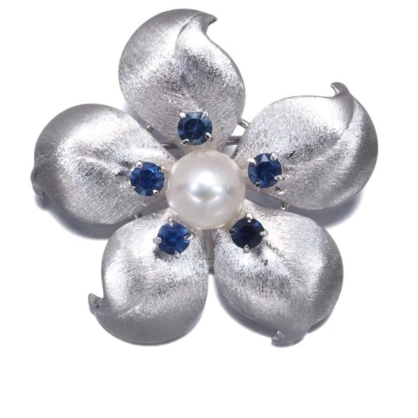 MIKIMOTO AKOYA PEARL SAPPHIRE FLOWER BROOCH 14K 585 WHITE GOLD: Mikimoto Akoya Pearl Sapphire Flower Brooch 14K 585 White Gold Brand: Mikimoto Type/Style: Brooch Material: 14K 585 White Gold, Main Stone cultured Color: White Gold Size: Design size: 30.4 x 32.0mm