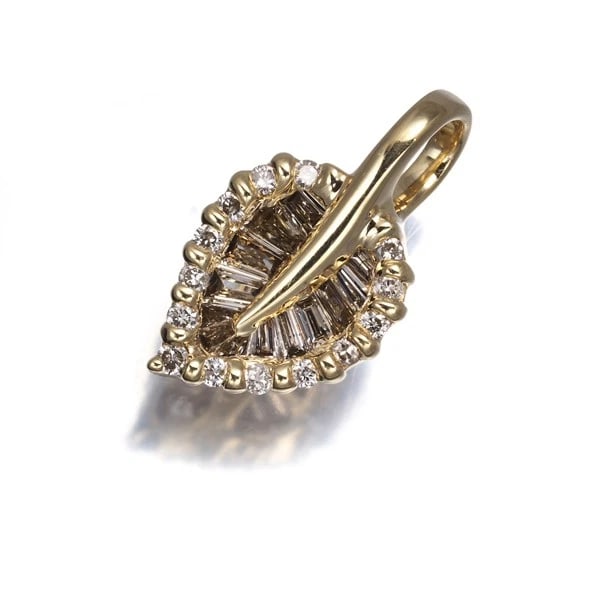 BROWN &CLEAR DIAMOND TAPERED-CUT LEAF PENDANT 18K 750 YELLOW GOLD: Brown &Clear Diamond Tapered-cut Leaf Pendant 18K 750 Yellow Gold Brand: Unbranded Type/Style: Brooch Material: 18K 750 Yellow Gold, Main Stone Natural Color: Yellow Gold Size: Design size: 16.0 x 8.8