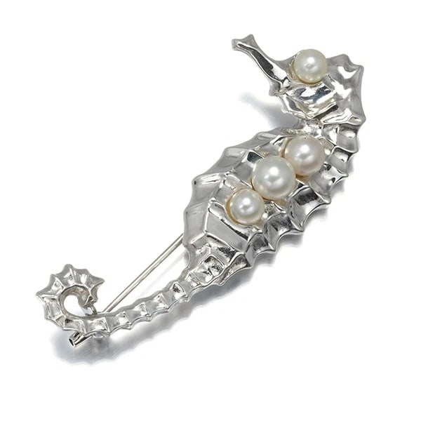 MIKIMOTO AKOYA PEARL SEA HORSE BROOCH SILVER: MIKIMOTO Akoya Pearl Sea Horse Brooch Silver Brand: MIKIMOTO Type/Style: Brooch Material: 900 Platinum, Color: Platinum Size: Design size: 50.7 x 23.0mm Accessories: None Accessories Notic