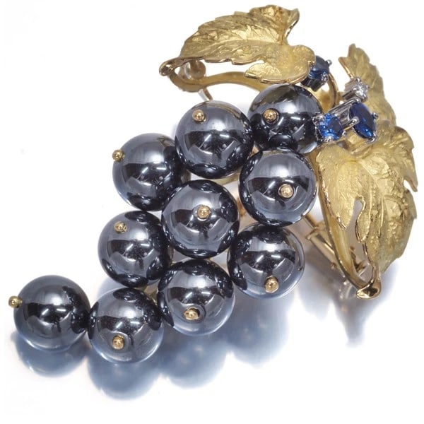 ISHIKAWA NOBUKO HEMATITE GRAPES PENDANT AND BROOCH: ISHIKAWA NOBUKO Hematite Grapes Pendant and Brooch Brand: As Time Type/Style: Pendant Material: 18K YG/Pt 900, Main Stone Natural Color: YG Pt Size: Design size: 46.3 x 29.8mm Bail inner diameter: