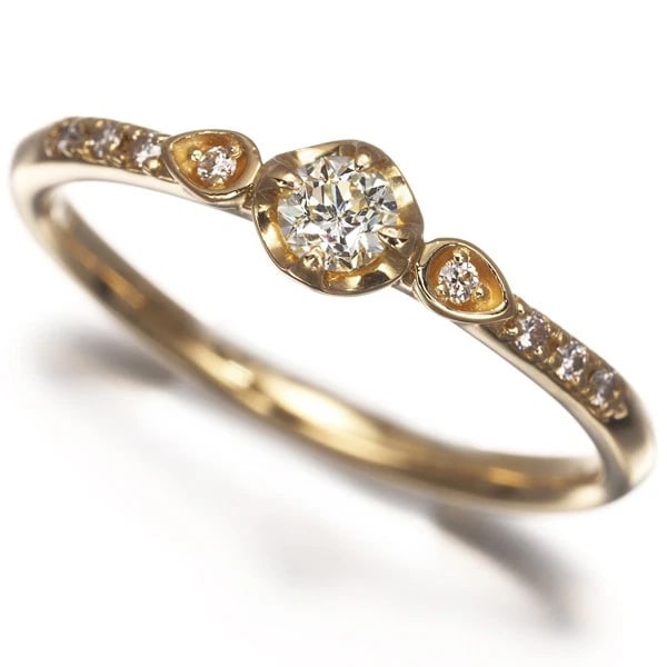 FESTARIA RING DIAMOND 18K YG: Festaria Ring Diamond 18K YG Brand: Festaria Type/Style: Ring Material: 18K / 750 / Yellow Gold, Main Stone Natural Color: Yellow Gold Size: US5 Accessories: None Accessories Notice: When purchasing