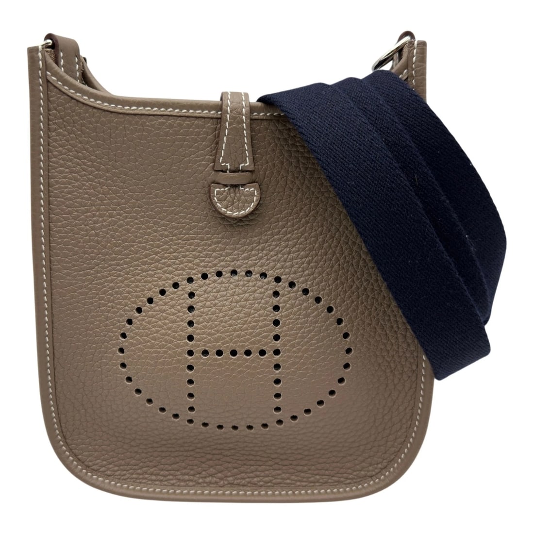HERMES EVELYN SHOULDER BAG: HERMES Evelyn Shoulder Bag Brand: HERMES Type/Style: Shoulder Bag Material: Taurillon Clemence Color: Etop SilverHardware Size: W6.1 x H7.1x D1.6inch Shoulder:43.7inch Accessories: None Ac