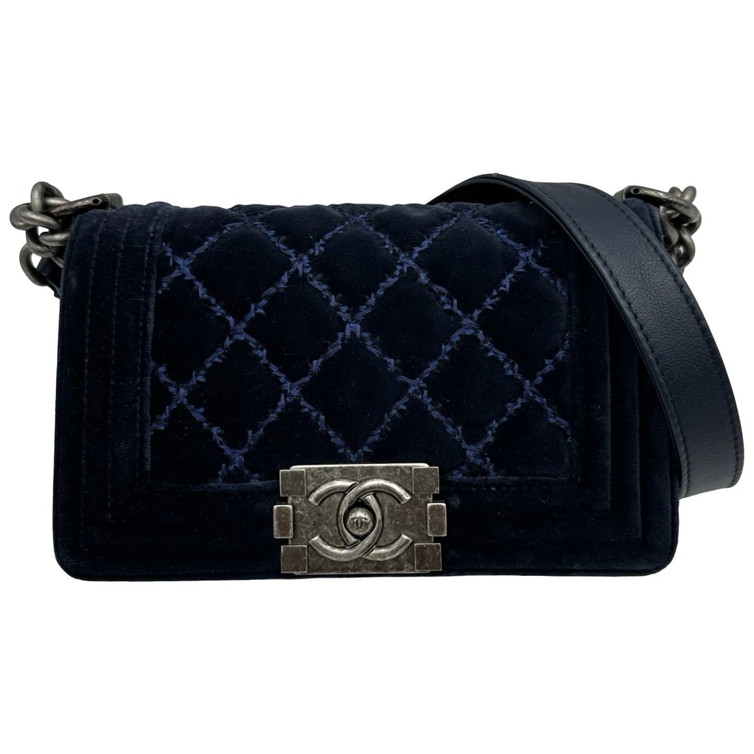 CHANEL BOY CHANEL SHOULDER BAG: CHANEL boy chanel Shoulder Bag Brand: CHANEL Type/Style: Shoulder Bag Material: Velvet / leather Color: Navy SilverHardware Size: W7.9 x H4.7x D2.8inch Shoulder:25.2inch Accessories: None Accessories