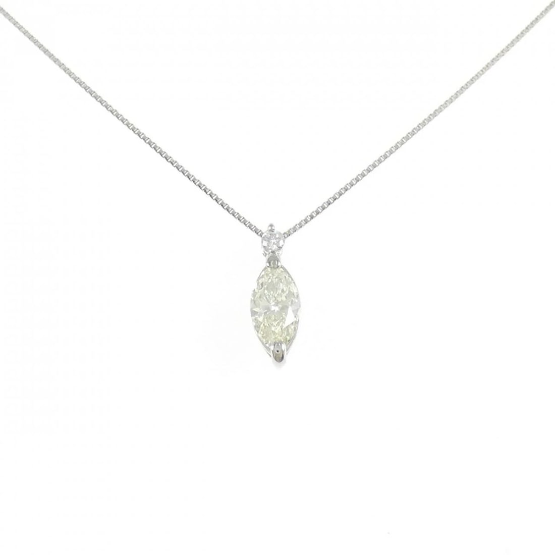 PT900/PT850 DIAMOND NECKLACE: PT900/PT850 Diamond Necklace Brand: Unbranded Type/Style: Diamond Necklace Material: Platinum900/Platinum850, Main Stone Natural Color: PT Size: Length: 45cm Accessories: None Accessories Notice: