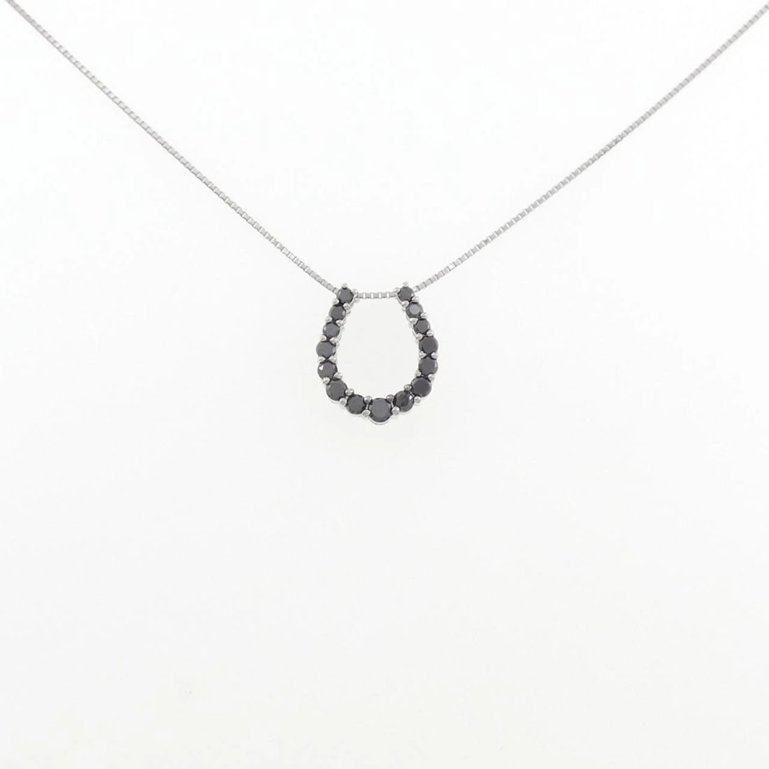 PT900/PT850 HORSESHOE DIAMOND NECKLACE: PT900/PT850 Horseshoe Diamond Necklace Brand: Unbranded Type/Style: Diamond Necklace Material: Platinum900/Platinum850, Main Stone Natural Color: PT Size: Length: 45cm Accessories: None Accessories