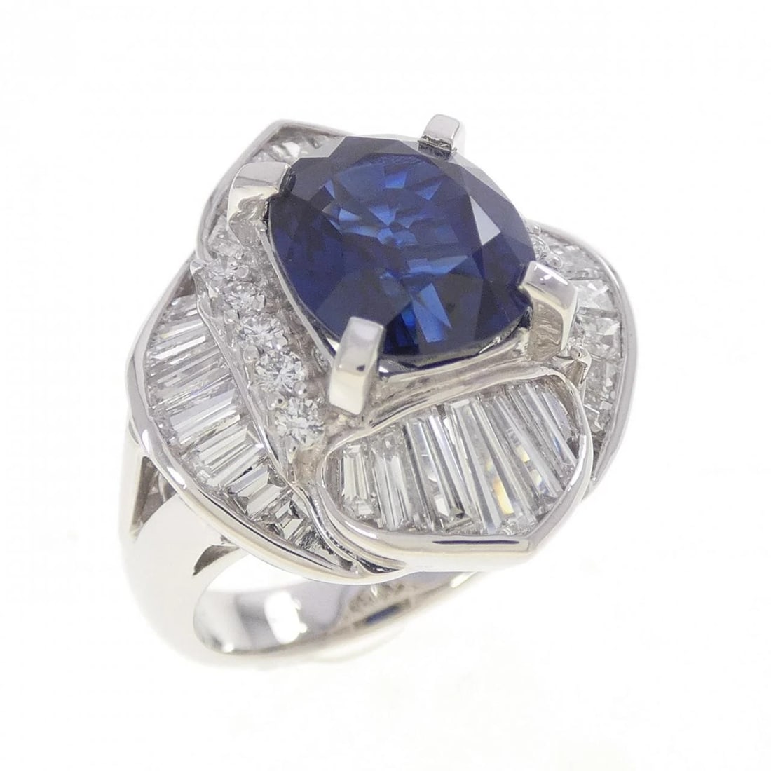 PT900 SAPPHIRE RING (1 of 3)