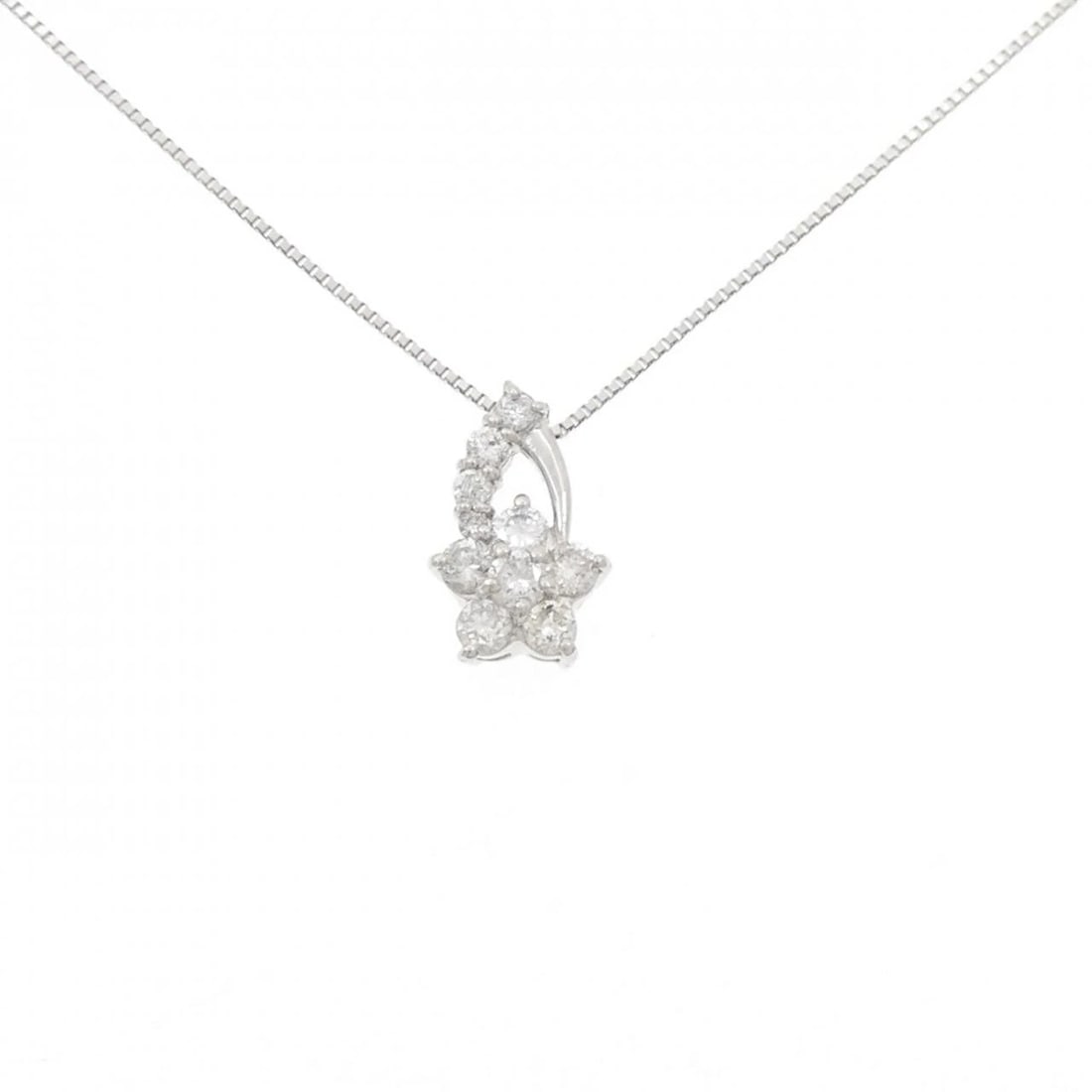PT900/PT850 FLOWER DIAMOND NECKLACE: PT900/PT850 Flower Diamond Necklace Brand: Unbranded Type/Style: Diamond Necklace Material: Platinum900/Platinum850, Main Stone Natural Color: PT Size: Length: 45cm Accessories: None Accessories
