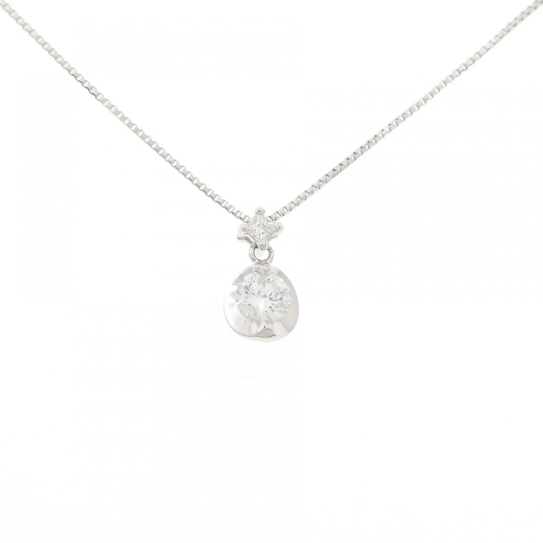 K18WG DIAMOND NECKLACE: K18WG Diamond Necklace Brand: Unbranded Type/Style: Diamond Necklace Material: K18 white gold, Main Stone Natural Color: WG Size: Length: 45cm Accessories: None Accessories Notice: When purchasing