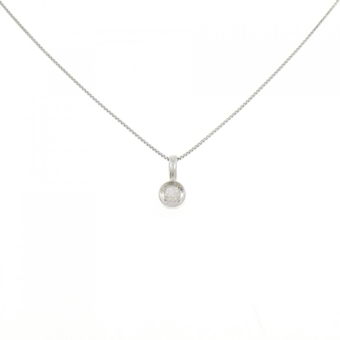 PT900/PT850 SOLITAIRE DIAMOND NECKLACE: PT900/PT850 Solitaire Diamond Necklace Brand: Unbranded Type/Style: Diamond Necklace Material: Platinum900/Platinum850, Main Stone Natural Color: PT Size: Length: 46cm Accessories: None Accessories