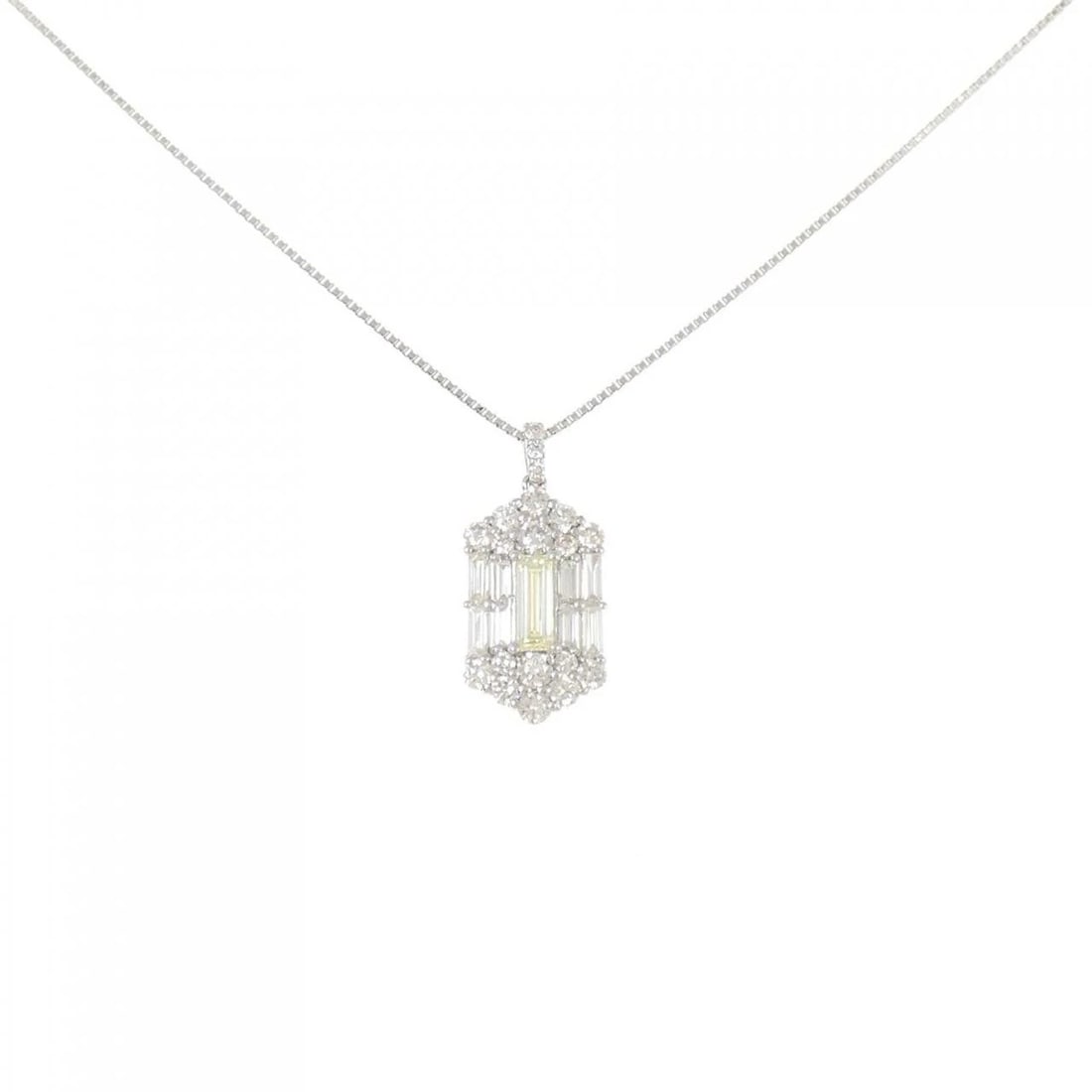 PT900/PT850 DIAMOND NECKLACE: PT900/PT850 Diamond Necklace Brand: Unbranded Type/Style: Diamond Necklace Material: Platinum900/Platinum850, Main Stone Natural Color: PT Size: Length: 45cm Accessories: None Accessories Notice: