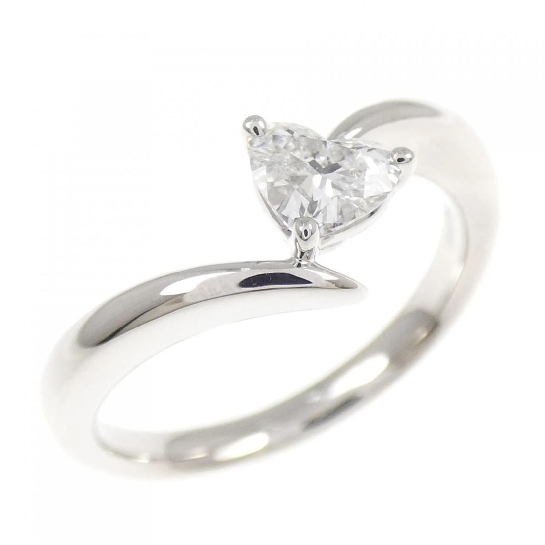 PT900 HEART DIAMOND RING: PT900 Heart Diamond Ring Brand: Unbranded Type/Style: Diamond Ring Material: Platinum900, Main Stone Natural Color: PT Size: US6 1/4 Accessories: None Accessories Notice: When purchasing pre-owned
