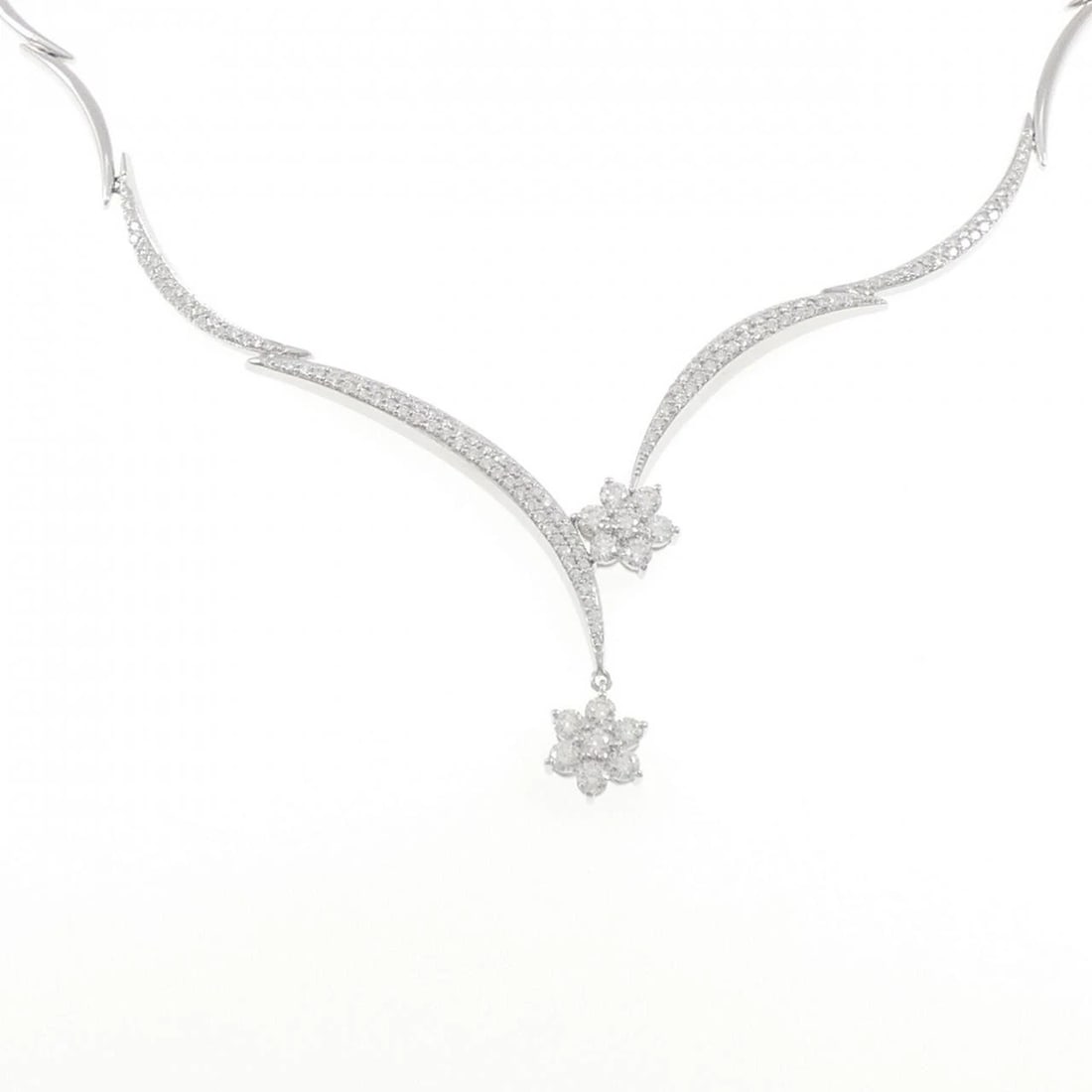 K18WG FLOWER DIAMOND NECKLACE: K18WG Flower Diamond Necklace Brand: Unbranded Type/Style: Diamond Necklace Material: K18 white gold, Main Stone Natural Color: WG Size: Length: 40cm Accessories: None Accessories Notice: When