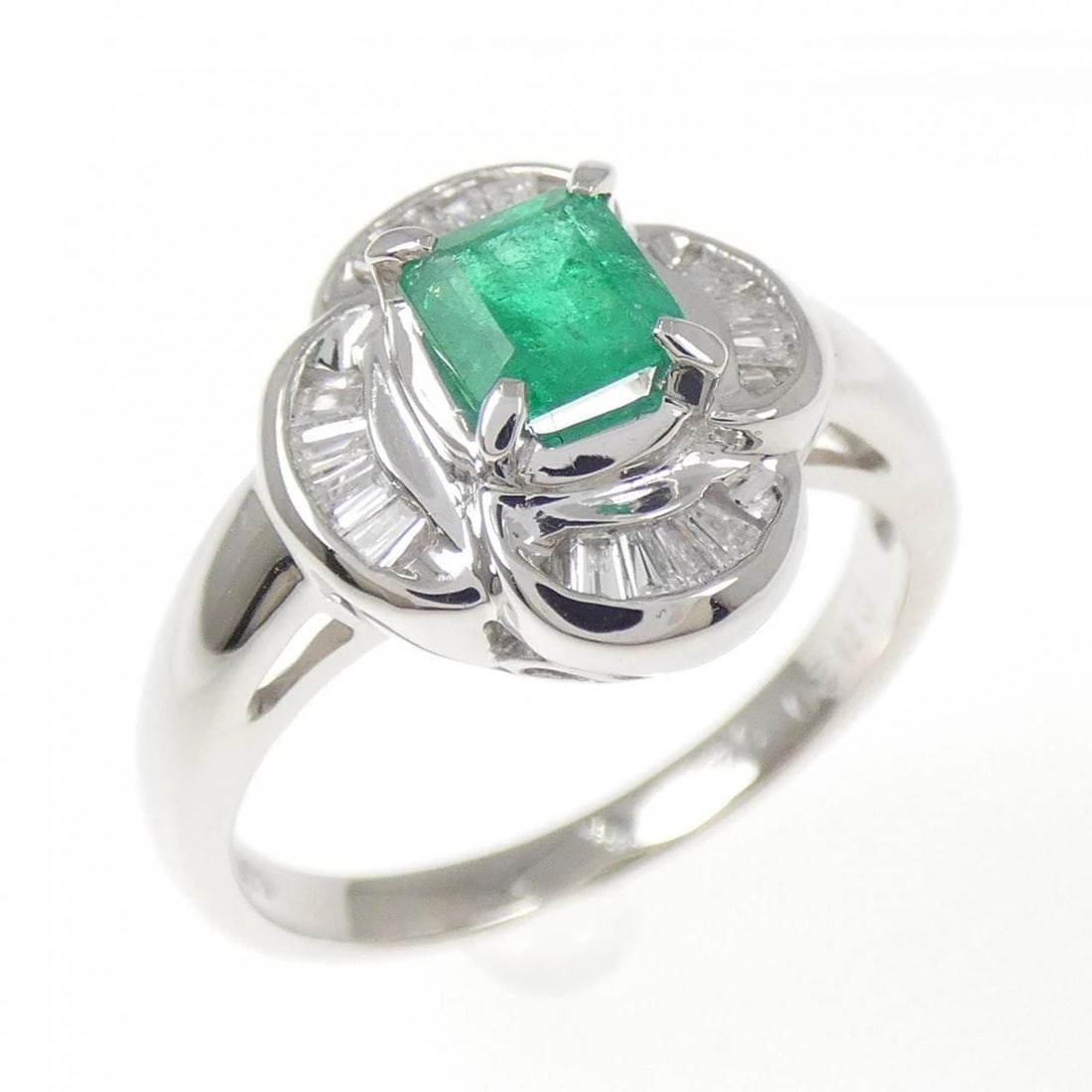 PT900 EMERALD RING: PT900 Emerald Ring Brand: Unbranded Type/Style: Emerald Ring Material: Platinum900, Main Stone Emerald, Natural Color: PT Size: US4 1/2 Accessories: None Accessories Notice: When purchasing pre-owned