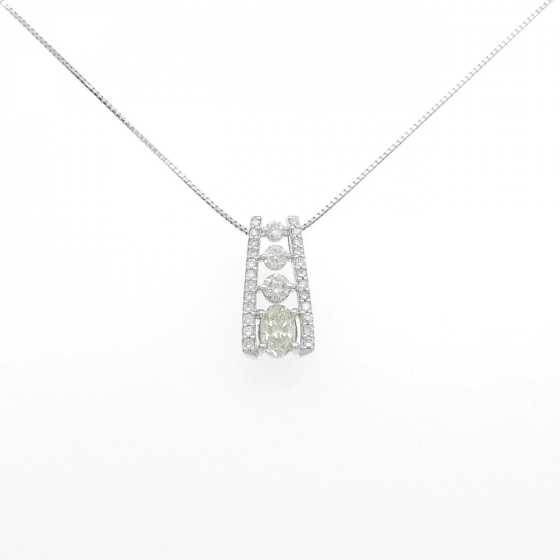 PT900/PT850 DIAMOND NECKLACE: PT900/PT850 Diamond Necklace Brand: Unbranded Type/Style: Diamond Necklace Material: Platinum900/Platinum850, Main Stone Natural Color: PT Size: Length: 45cm Accessories: None Accessories Notice:
