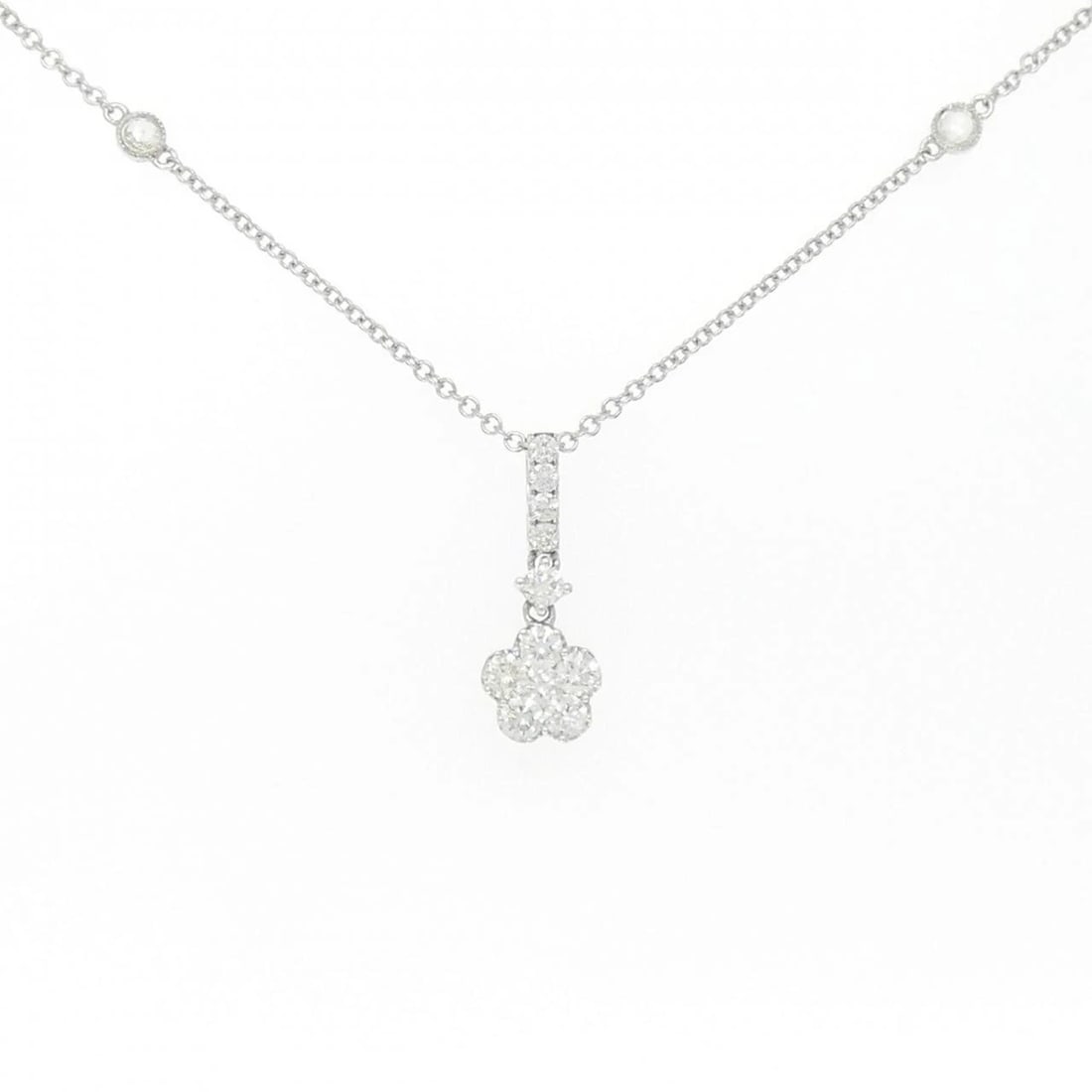 K18WG FLOWER DIAMOND NECKLACE: K18WG Flower Diamond Necklace Brand: Unbranded Type/Style: Diamond Necklace Material: K18 white gold, Main Stone Natural Color: WG Size: Length: 42cm Accessories: None Accessories Notice: When