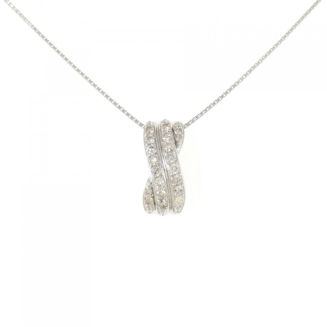 PT900/PT850 DIAMOND NECKLACE: PT900/PT850 Diamond Necklace Brand: Unbranded Type/Style: Diamond Necklace Material: Platinum900/Platinum850, Main Stone Natural Color: PT Size: Length: 45cm Accessories: None Accessories Notice:
