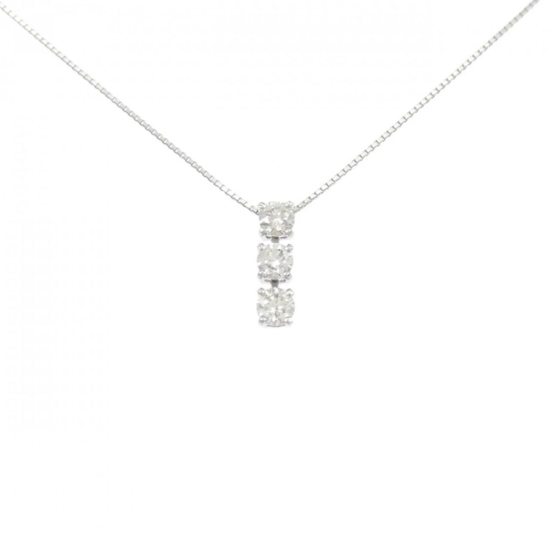 PT900/PT850 THREE STONE DIAMOND NECKLACE: PT900/PT850 Three Stone Diamond Necklace Brand: Unbranded Type/Style: Diamond Necklace Material: Platinum900/Platinum850, Main Stone Natural Color: PT Size: Length: 40cm Accessories: None Accessories