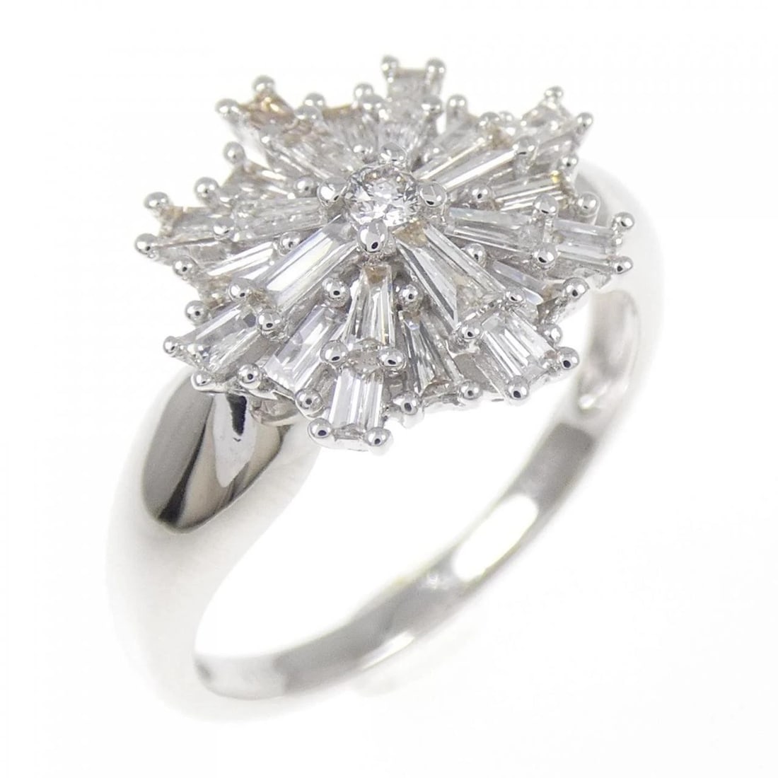K18WG DIAMOND RING: K18WG Diamond Ring Brand: Unbranded Type/Style: Diamond Ring Material: K18 white gold, Main Stone Natural Color: WG Size: US6 3/4 Accessories: None Accessories Notice: When purchasing pre-owned
