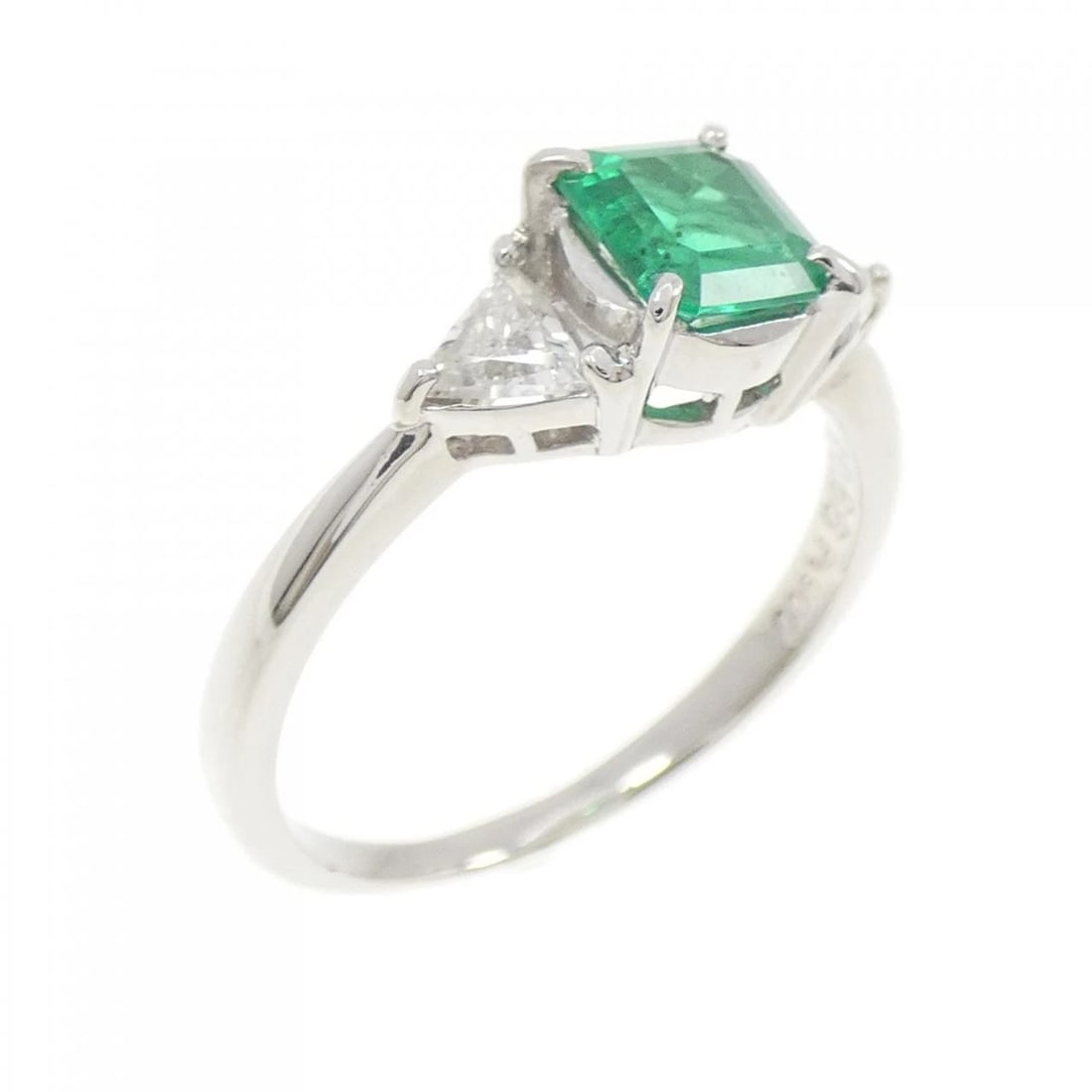 PT900 EMERALD RING: PT900 Emerald Ring Brand: Unbranded Type/Style: Emerald Ring Material: Platinum900, Main Stone Emerald, Natural Color: PT Size: US 7 Accessories: None Accessories Notice: When purchasing pre-owned