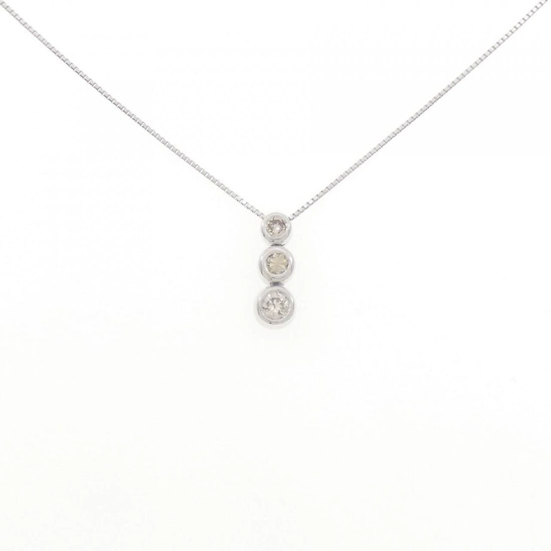 K18WG DIAMOND NECKLACE: K18WG Diamond Necklace Brand: Unbranded Type/Style: Diamond Necklace Material: K18 white gold, Main Stone Natural Color: WG Size: Length: 45cm Accessories: None Accessories Notice: When purchasing