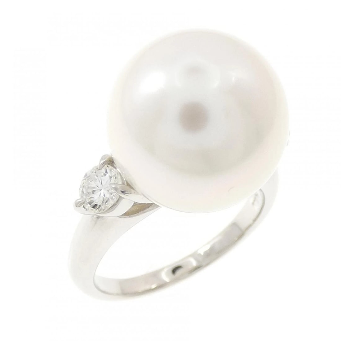 PT900 WHITE SOUTH SEA PEARL RING: PT900 White South Sea Pearl Ring Brand: Unbranded Type/Style: White Butterfly Pearl Ring Material: Platinum900, Main Stone White Butterfly Pearl, Natural Color: PT Size: US6 3/4 Accessories: None