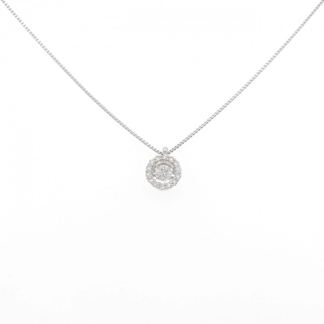 PT900/PT850 DIAMOND NECKLACE: PT900/PT850 Diamond Necklace Brand: Unbranded Type/Style: Diamond Necklace Material: Platinum900/Platinum850, Main Stone Natural Color: PT Size: Length: 45cm Accessories: None Accessories Notice: